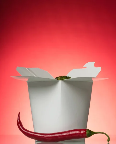 Box Wok Gorącym Makaronem Warzywami Obok Chili Czerwonym Tle — Zdjęcie stockowe