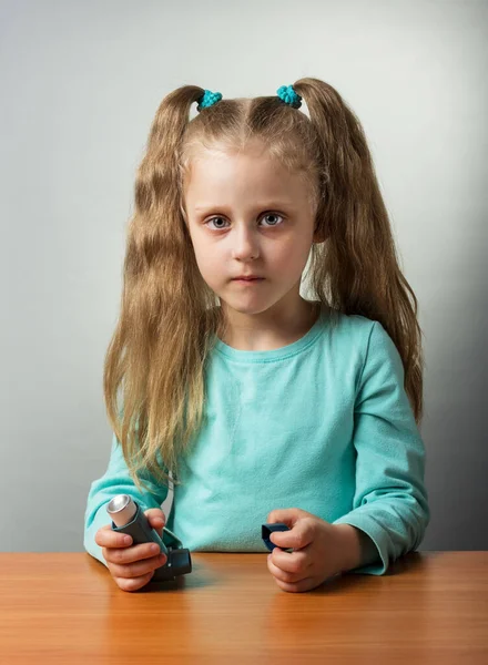 Little Sad Girl Sitting Table Inhaler Hand Grey Background — Stock Photo, Image
