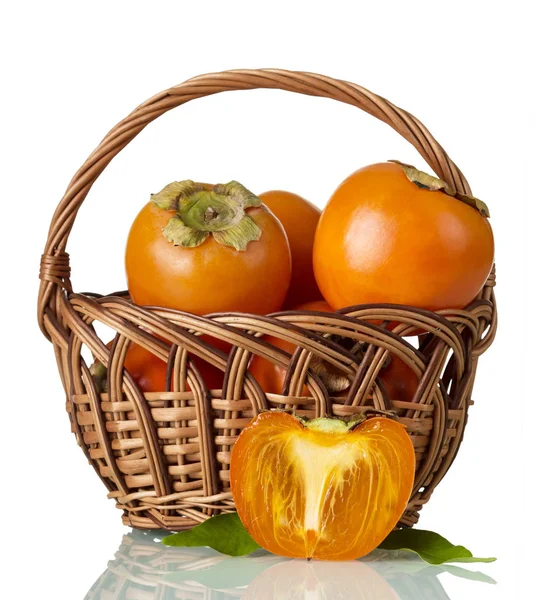 Persimmon Rieten Mand Bijna Helft Van Vruchten Geïsoleerd Witte Achtergrond — Stockfoto