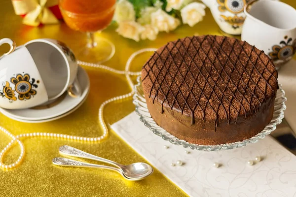 Festtafel Mit Schokoladenkuchen Auf Teller Teeservice Teelöffel — Stockfoto