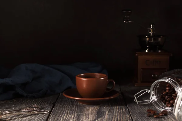 Банка Кофейными Зёрнами Чашка Блюдце Сосуд Варки Кофе Изолированные Черном — стоковое фото