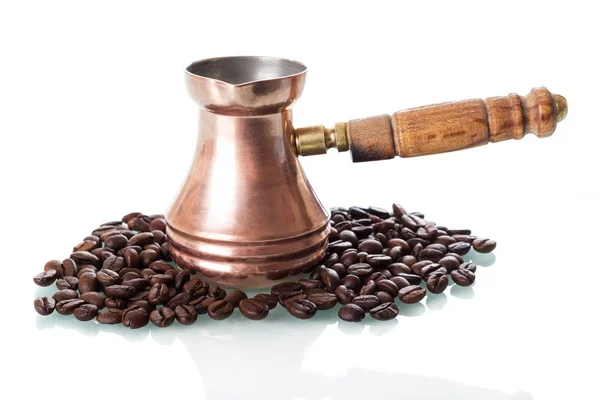 Kahve Çekirdeği Kahve Demlemek Için Özel Demlik Beyaz Arka Planda — Stok fotoğraf
