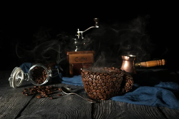 Ręczna Młynek Kawy Filiżanka Ziaren Kawy Turka Izolowane Czarnym Tle — Zdjęcie stockowe