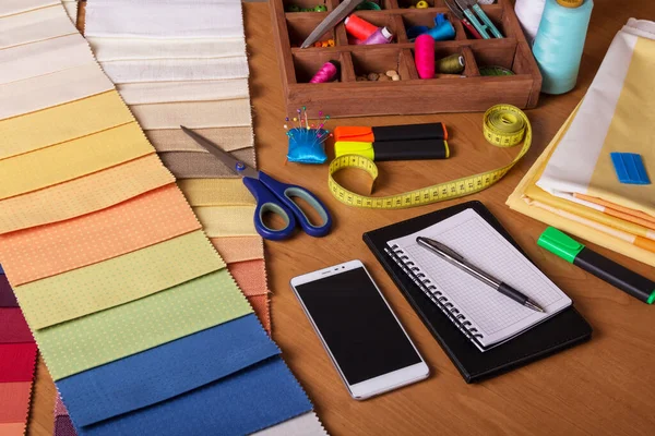 织物样品 缝纫配件 笔记本和台式电话 — 图库照片