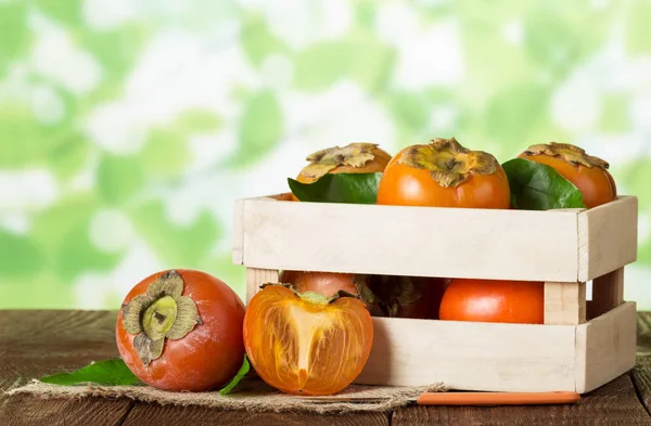 Caja Madera Con Caqui Cerca Arpillera Fruta Entera Mitad Cuchillo —  Fotos de Stock