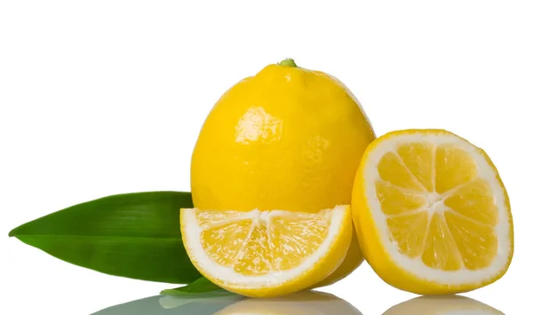 全柠檬 叶子和多汁切片 白色背景分离 — 图库照片