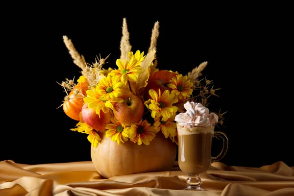 Das Originelle Bouquet Aus Kürbis Und Cappuccino Auf Seidenstoff Isoliert — Stockfoto