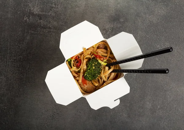 Noodles Meat Vegetables Wok Box Grey Surface Top View — Stock Photo, Image