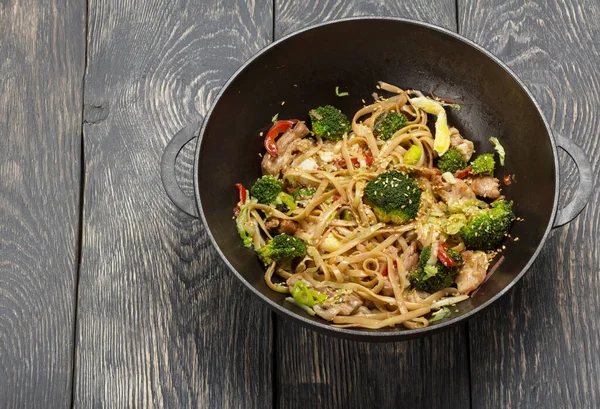 Comida Wok Macarrão Com Carne Legumes Superfície Madeira Cinza — Fotografia de Stock