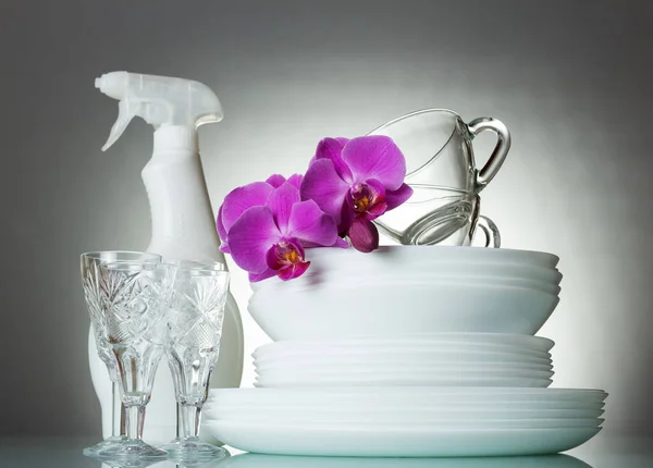 Assiettes Propres Verres Tasses Cristal Détergent Fleur Orchidée Sur Fond — Photo