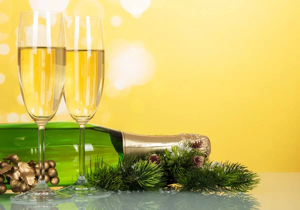 Bicchieri Una Bottiglia Champagne Ramo Pino Con Coni Sfondo Brillante — Foto Stock
