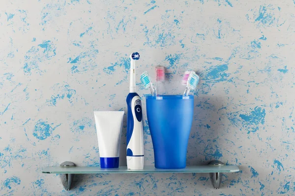 ガラス 歯磨き粉 ガラス棚の電気および手動歯ブラシ — ストック写真