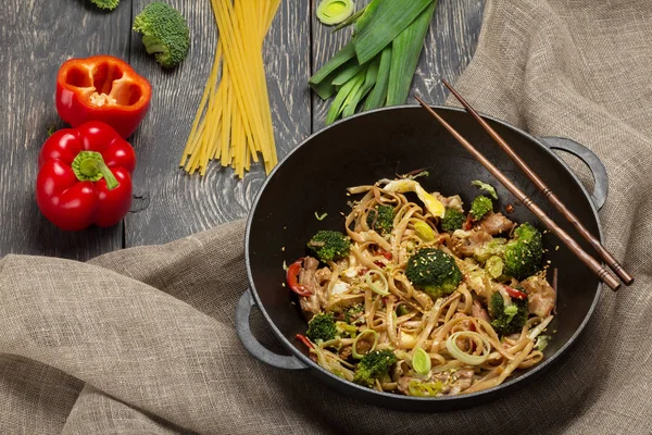 Prato Tradicional Asiático Macarrão Com Carne Legumes Panela Wok Pauzinhos — Fotografia de Stock