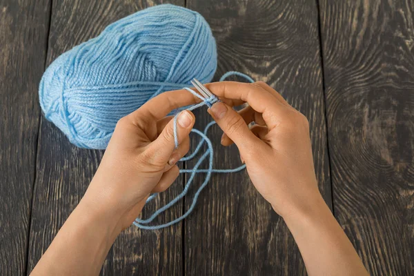 蓝色纱线和针织针织的丝袜 手工制作于深色木制表面 — 图库照片