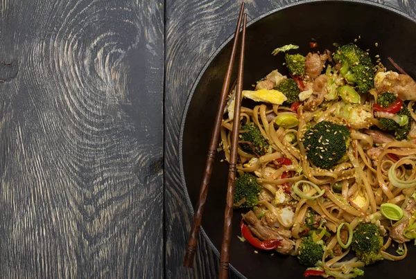 Piatto Piccante Tagliatelle Con Carne Verdure Padella Wok Una Superficie — Foto Stock