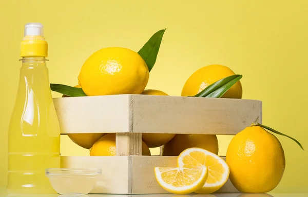 Caja Madera Limones Trozos Fruta Jugo Botella Sobre Fondo Amarillo — Foto de Stock