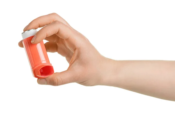 白い背景に隔離された女性の手のポータブル吸入器 — ストック写真