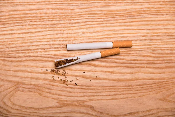 Deux Cigarettes Une Cassée Sur Surface Table Bois — Photo