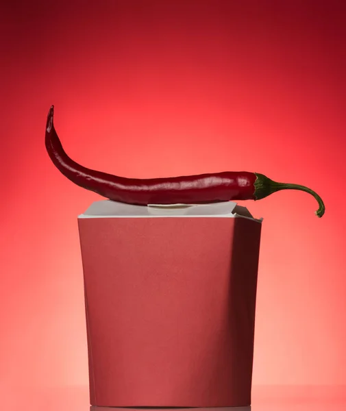 Pikantne Azjatyckie Jedzenie Pudełku Wok Górze Chili Czerwonym Tle — Zdjęcie stockowe