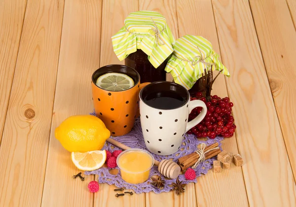 Gläser Mit Marmelade Tasse Tee Mit Zitrone Honig Und Gewürzen — Stockfoto