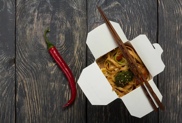 Box Wok Mit Nudeln Und Gemüse Chilischoten Und Essstäbchen Isoliert — Stockfoto