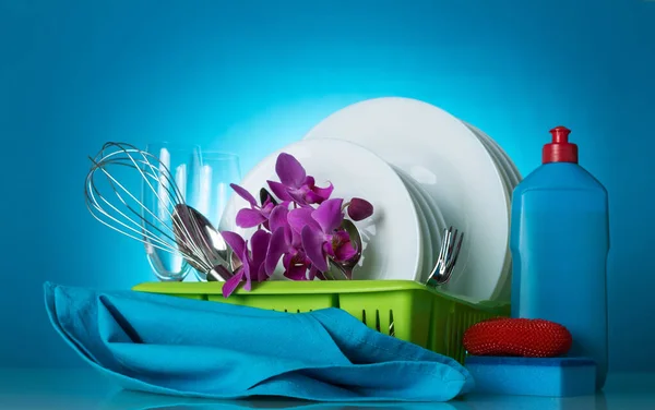 Platos Limpios Sobre Secadora Detergente Esponjas Servilleta Sobre Fondo Azul — Foto de Stock