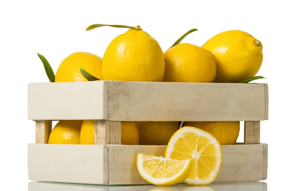 Holzkiste Voller Zitronen Isoliert Auf Weißem Hintergrund — Stockfoto