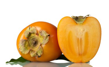 Tam portakallı hurma ve beyaz arka planda izole edilmiş meyvelerin yarısı.