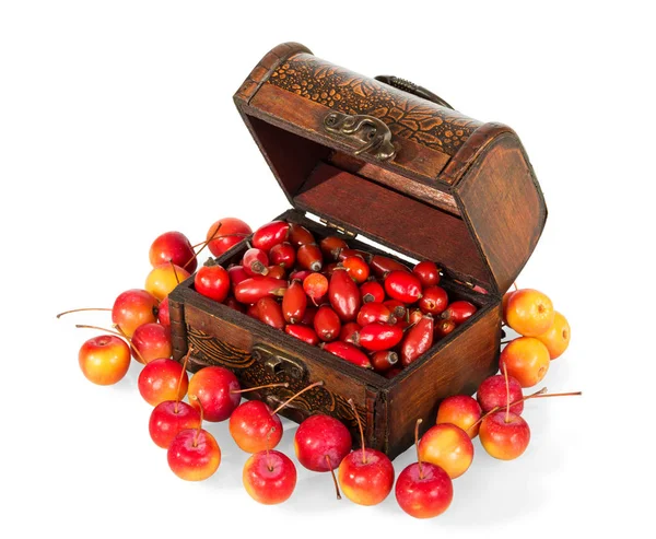 Caja Madera Llena Bayas Rosa Silvestre Junto Pequeñas Manzanas Dispersas — Foto de Stock