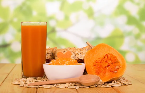 Glass Juice Pumpkin Porridge Cut Vegetable Next Scattered Seeds Spoon — Stockfoto