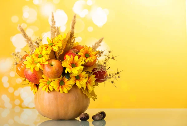 Originelles Bouquet Aus Blumen Und Früchten Der Kürbisvase Neben Kastanien — Stockfoto