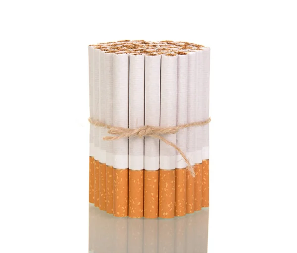 Bando Cigarros Amarrados Com Corda Isolados Sobre Fundo Branco — Fotografia de Stock