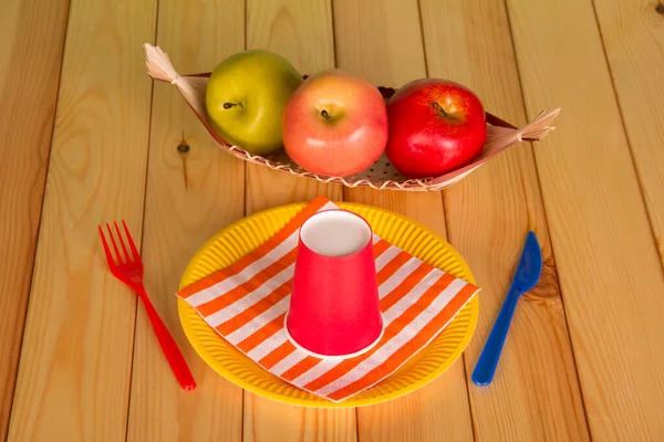 Conjunto Utensílios Mesa Plástico Descartáveis Maçãs Cesta Mesa Madeira — Fotografia de Stock