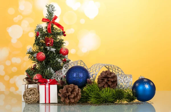 Piccolo Albero Natale Splendidamente Decorato Regali Coni Palloncini Giocattolo Sfondo — Foto Stock