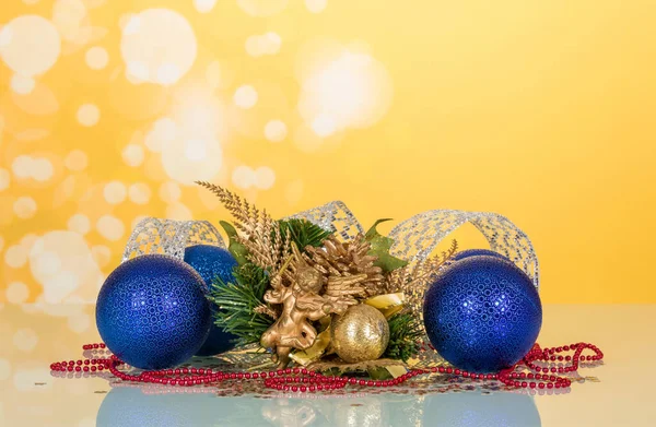 Weihnachtszweig Große Blaue Kugeln Figur Und Perlen Auf Hellgelbem Hintergrund — Stockfoto