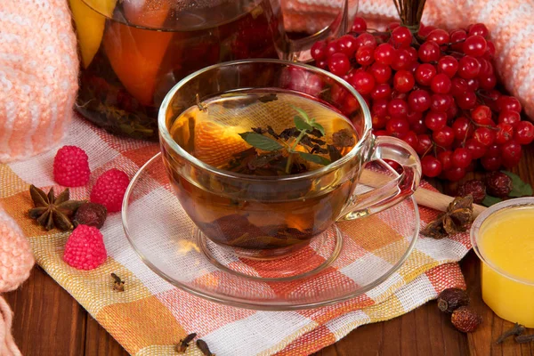 Kruik Beker Van Hete Fruitdrank Een Servet Handvol Viburnum Honing — Stockfoto