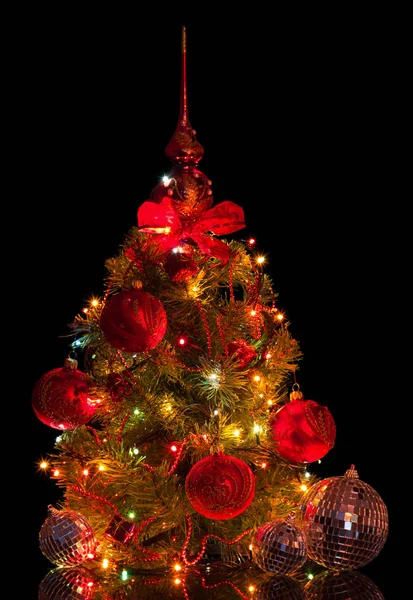 Encantador Pequena Árvore Natal Com Bolas Espelho Contas Guirlanda Isolado — Fotografia de Stock