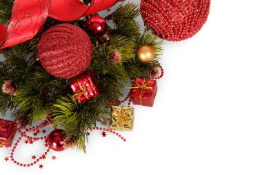 Güzel dekore edilmiş Noel ağacı dalı, beyaz arka planda izole edilmiş küçük hediye kutuları.