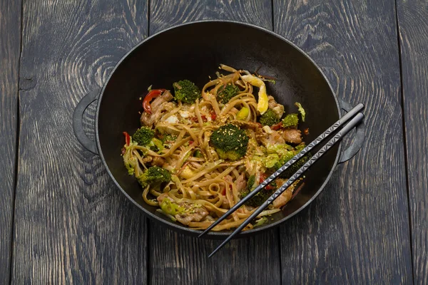 Prato Asiático Tradicional Macarrão Com Carne Verduras Wok Superfície Madeira — Fotografia de Stock