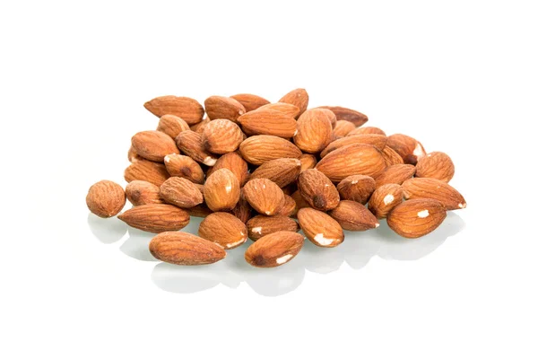 Sekumpulan Kacang Almond Terisolasi Pada Latar Belakang Putih — Stok Foto