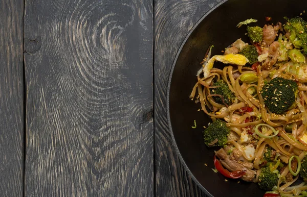 Tagliatelle Piccanti Asiatiche Tradizionali Con Carne Verdure Padella Sfondo Superficie — Foto Stock