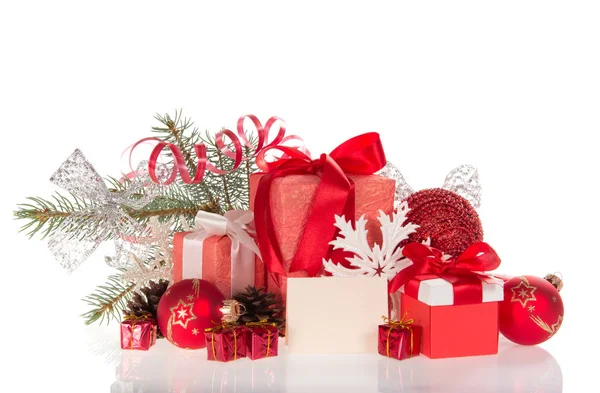 松の枝 クリスマスの装飾や多くのギフトボックス 空白のグリーティングカード 白い背景に隔離された — ストック写真
