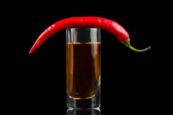 Glas Mit Alkohol Obere Schote Bitterer Chilischoten Isoliert Auf Schwarzem — Stockfoto