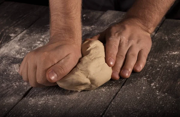 Bäckerhände Kneteten Teigbällchen Auf Holztisch — Stockfoto