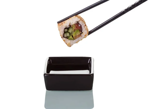 Bastoncini Giapponesi Tengono Sushi Roll Ciotola Salsa Isolata Sfondo Bianco — Foto Stock