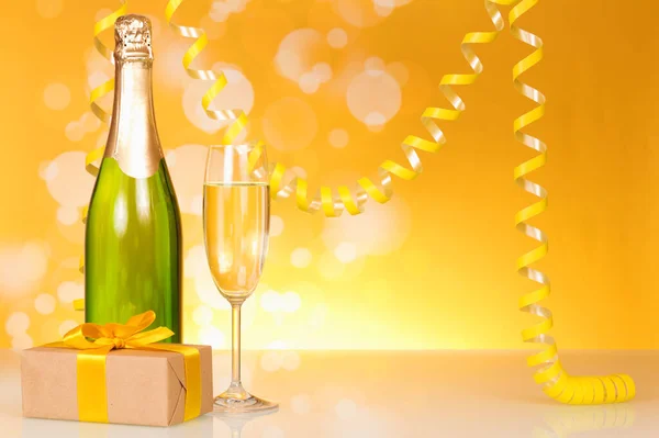 Fles Champagne Glas Wijn Geschenk Doos Serpentijn Felgele Achtergrond — Stockfoto