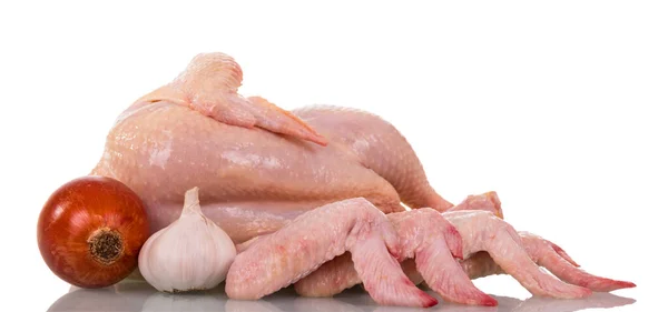 全体の鶏の死体と翼 タマネギのニンニク 白い背景に隔離された — ストック写真