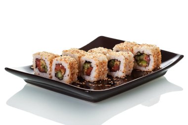 Deniz mahsulleri ile rulo, susam tohumları ile ekilmiş orijinal plaka beyaz arka planda izole