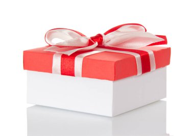 Büyük bir hediye kutusu, kırmızı kapaklı ve beyaz arka planda izole edilmiş güzel bir fiyonk.