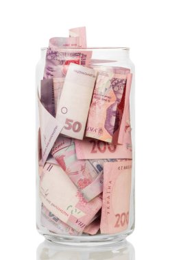 Hryvnia 'da tam cam kavanoz faturaları, beyaz arka planda izole edilmiş.